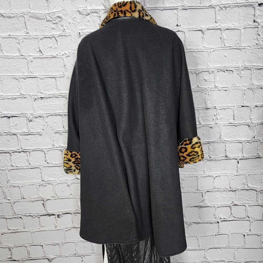 Vintage Honey Leopard Faux Fur Trim Black Cape - Picture 4 of 6